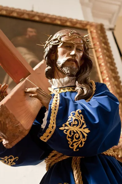 Jesus trägt das Kreuz Stockfoto