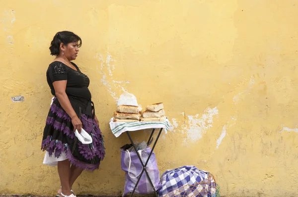 Donna di strada venditore di pane — Foto Stock