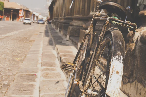 Oude fiets en geplaveide Stockfoto