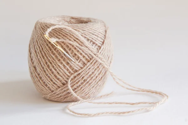 A ball of beige yarn — Stock Photo, Image