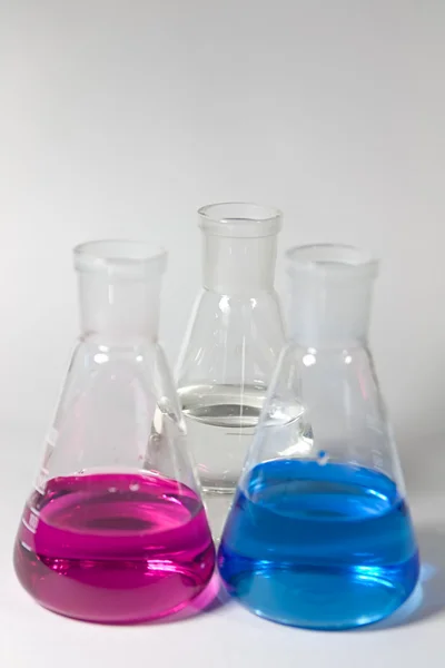 Artículos de vidrio químico cónico — Foto de Stock