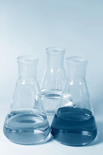 3 つの円錐形の化学ガラス — ストック写真