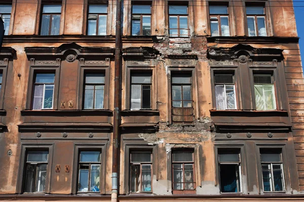 A fachada do antigo edifício — Fotografia de Stock