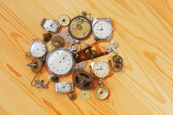 Механические часы и детали — стоковое фото