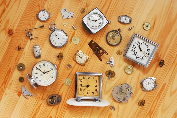 Relógios mecânicos velhos e peças de relógio — Fotografia de Stock