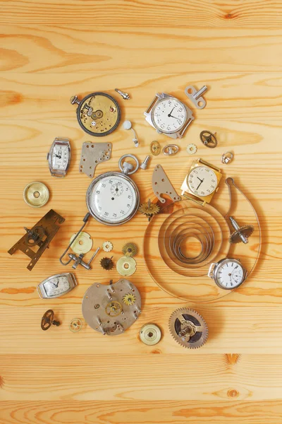 Relógios mecânicos partidos — Fotografia de Stock