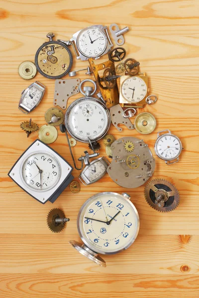 Старі механічні годинники і частини годинника — стокове фото