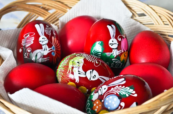 Kırmızı yumurta Paskalya sepeti — Stok fotoğraf