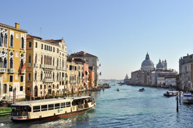 Venedik grand canal üzerinde tekne