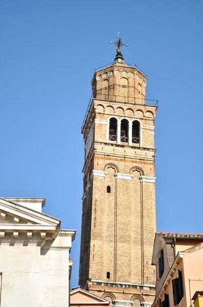在威尼斯的教堂的钟塔 — 图库照片
