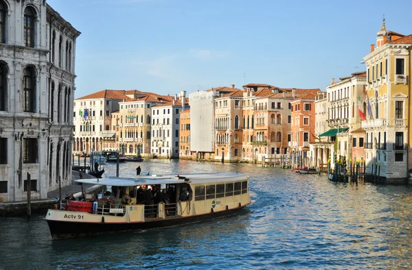 Boot auf dem großen kanal von venedig — Stockfoto