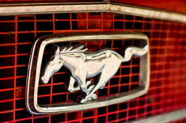 Mustang old logo