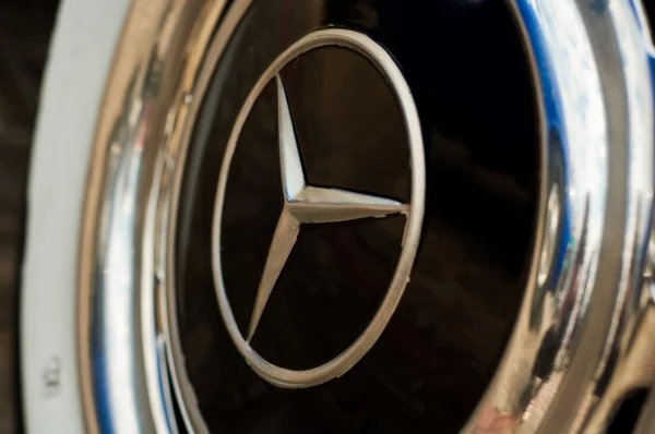 Auto rammt Mercedes — Stockfoto