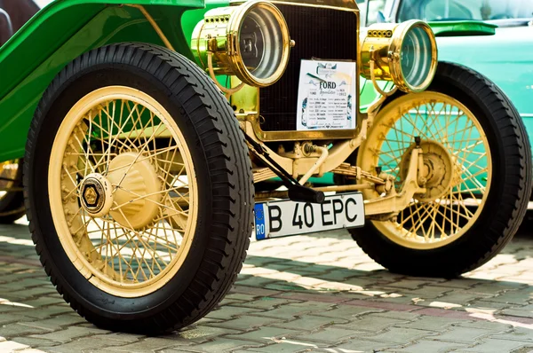 Старые автомобильные колеса - Форд — стоковое фото