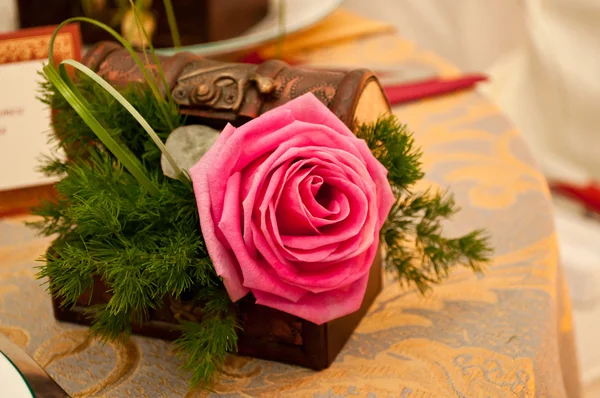 Rosa em caixa e decorações no casamento — Fotografia de Stock