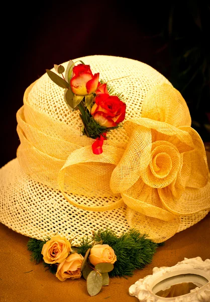Gelber Hut mit Rosen Stockbild