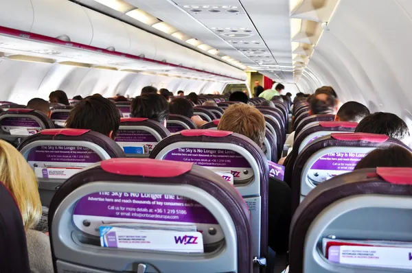 În interiorul unui avion WizzAir — Fotografie, imagine de stoc