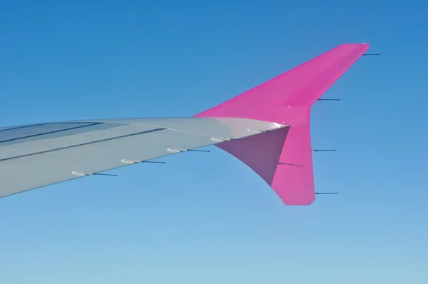 Крыло самолета на голубом небе — стоковое фото