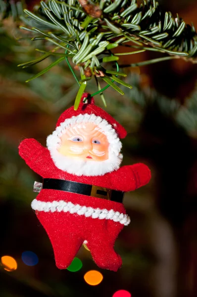 Papai Noel em uma árvore de Natal — Fotografia de Stock