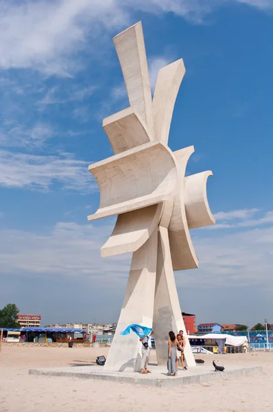 Obelisc skulptur i costinesti resort — Stockfoto