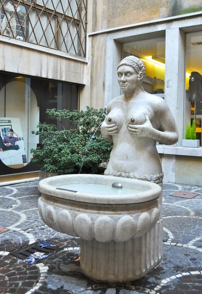 Statue-la fontana delle tette — Photo