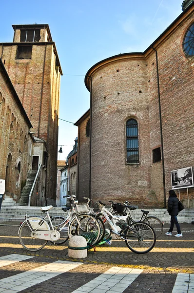 Fietsen geparkeerd in de buurt van de kerk santa maria maggiore — Stockfoto