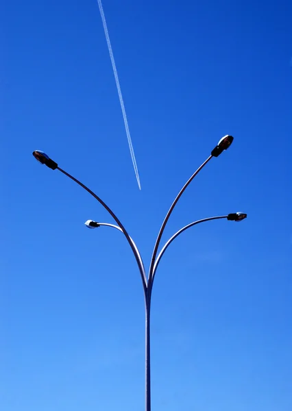 Четырёхрукий уличный фонарь — стоковое фото