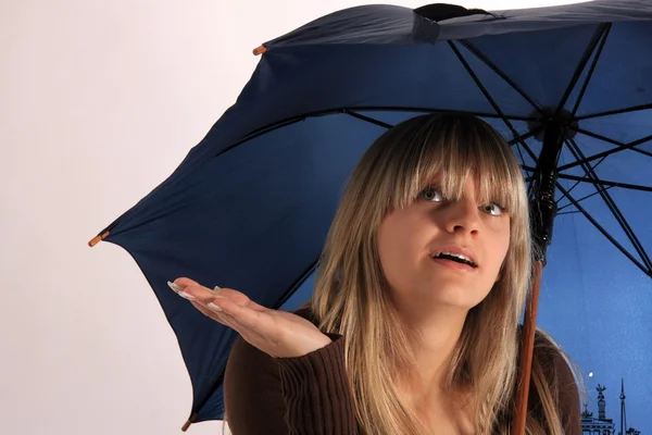 年轻的女孩，用一把伞 — 图库照片