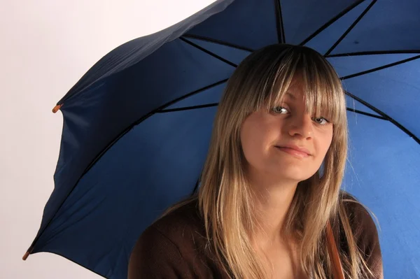 Chica joven con un paraguas —  Fotos de Stock