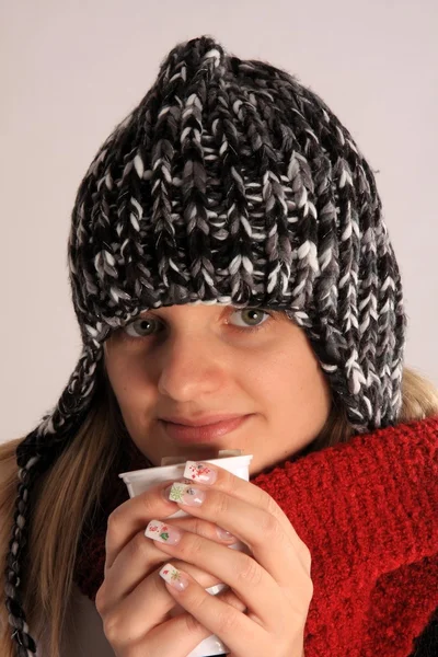 Kvinna med en varm huva med varmt te — Stockfoto