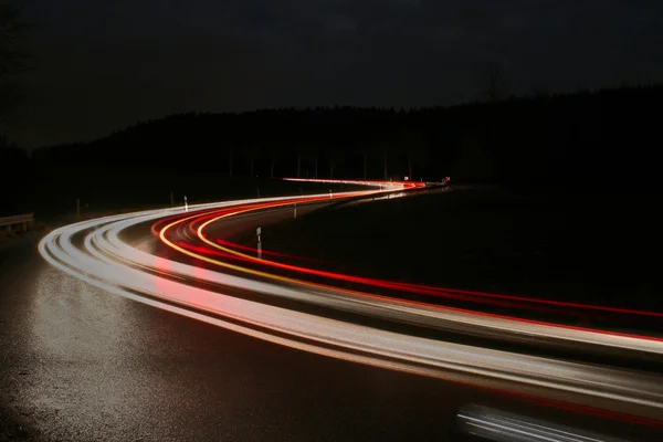 Auto verlichting 's nachts — Stockfoto