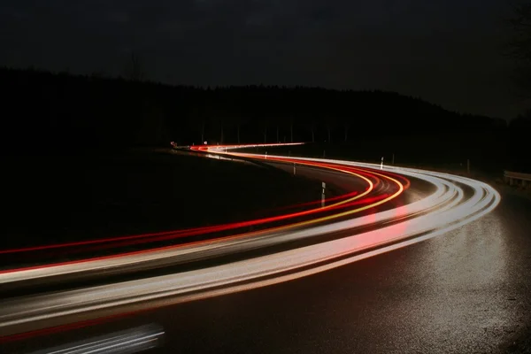 Bil lampor på natten — Stockfoto