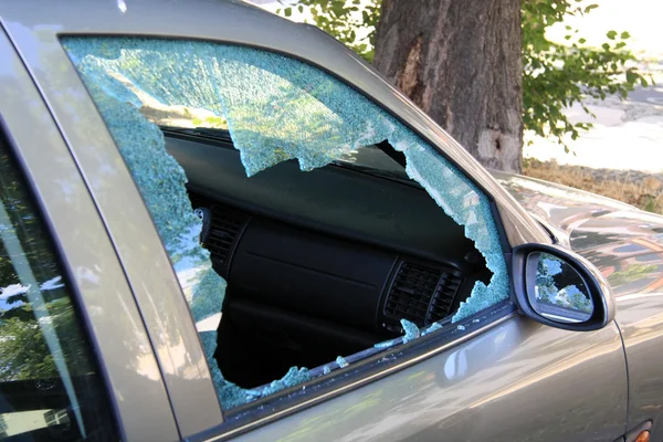 Araba ile kırık pencere Stok Fotoğraf