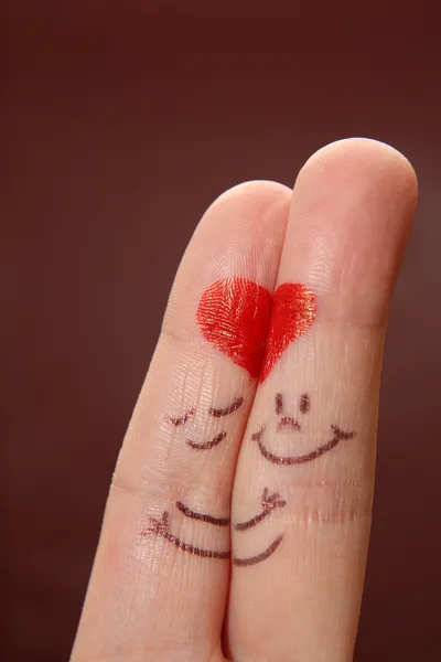 Ein glückliches verliebtes Paar mit gemaltem Smiley — Stockfoto