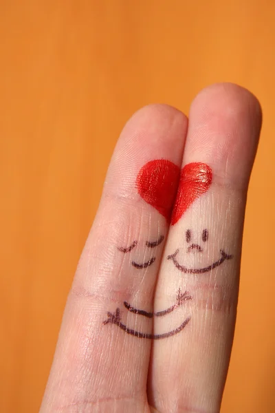 Ein glückliches verliebtes Paar mit gemaltem Smiley — Stockfoto
