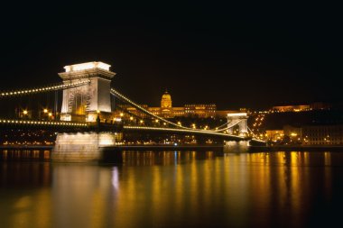 Szechenyi Istvan zincir köprü gece Budapeşte Macaristan