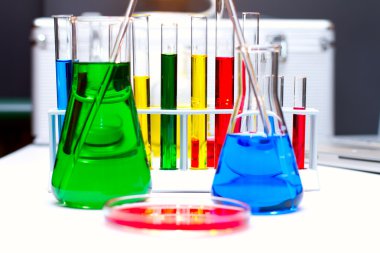 Laboratuvar araştırma soruşturma inceleyerek CSI