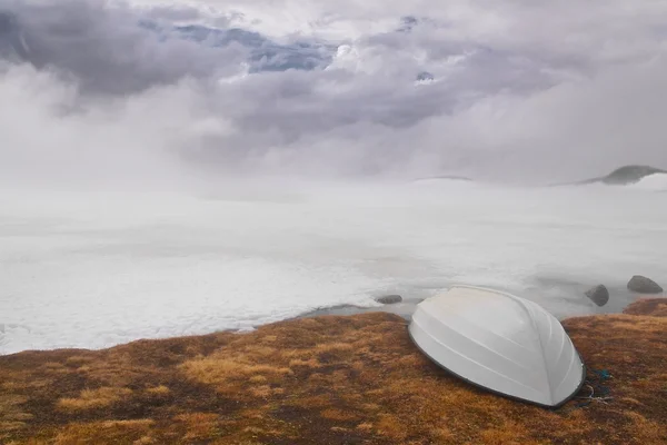穆迪的天空通过结冰的湖 — 图库照片