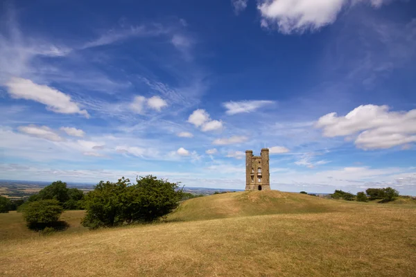 Broadway hill med broadway tower — Stockfoto