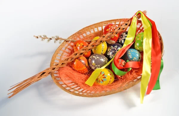 Uova di Pasqua in cesto di vimini — Foto Stock