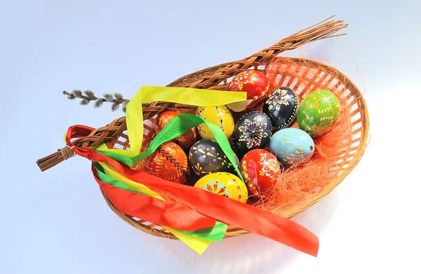 Velikonoční vajíčka v proutěném košíku — Stock fotografie