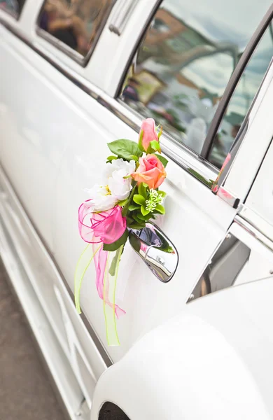 Bloemen op de auto — Stockfoto