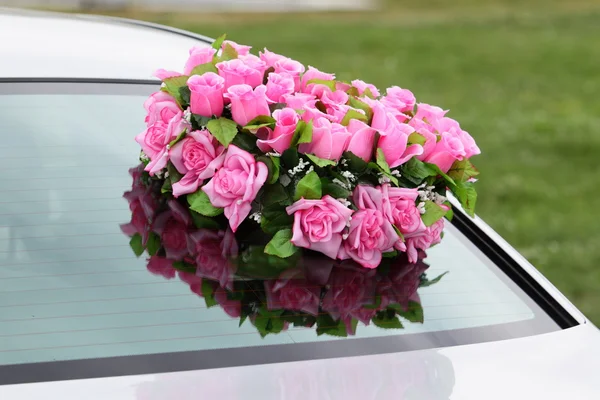Blumen auf einem Auto. — Stockfoto