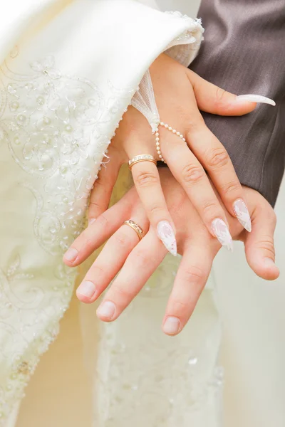 Mãos de noiva e noivo . — Fotografia de Stock