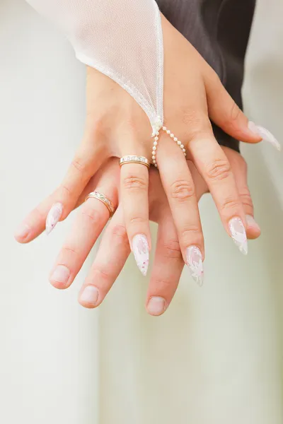 Handen van bruid en bruidegom. — Stockfoto