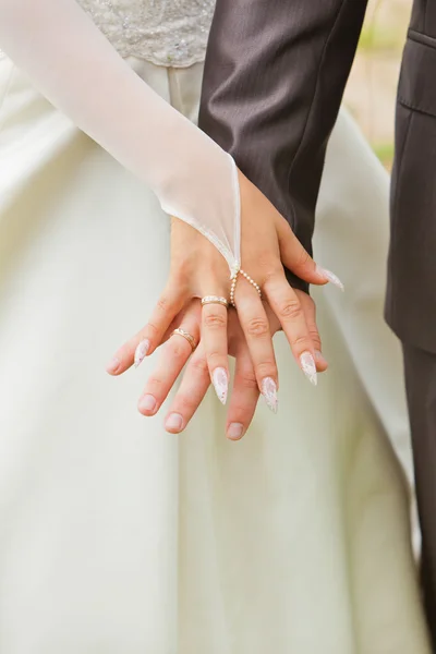 Handen van bruid en bruidegom. — Stockfoto