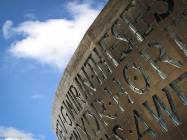 Wales millennium centre bakır açık mavi gökyüzü