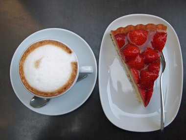 Çilekli pasta ve cappuccino