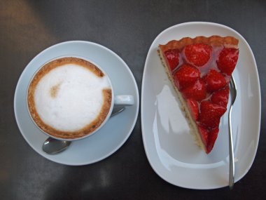 Çilekli pasta ve cappuccino