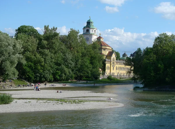 Münih'te nehir Isar Waterside